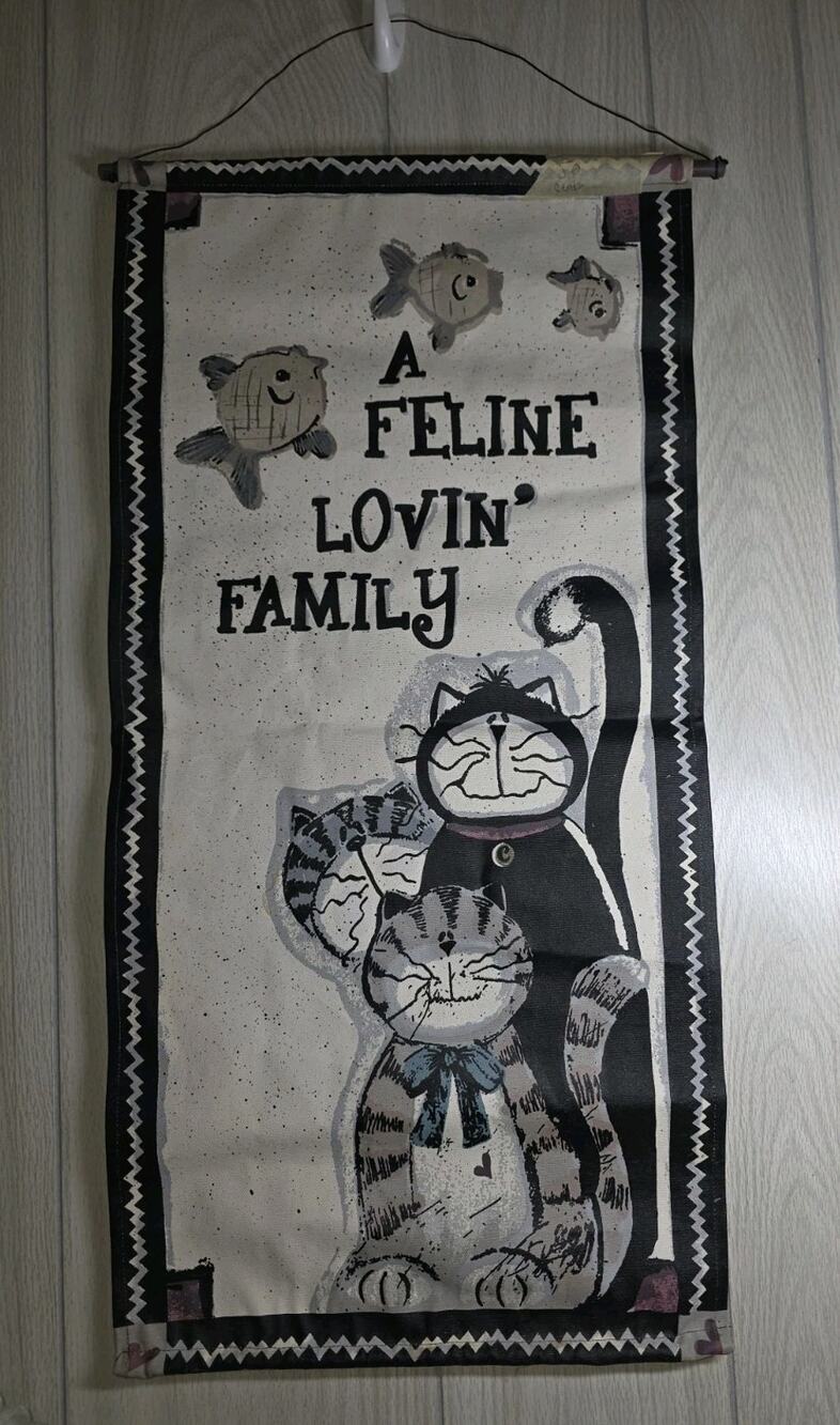 Vtg Canvas Wall Hanging A Feline Lovin Family 3 Cats 3 Fish Country Farmhouse